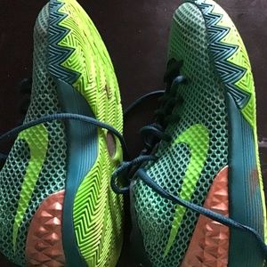 Kyries 3s gold and green size 5’5